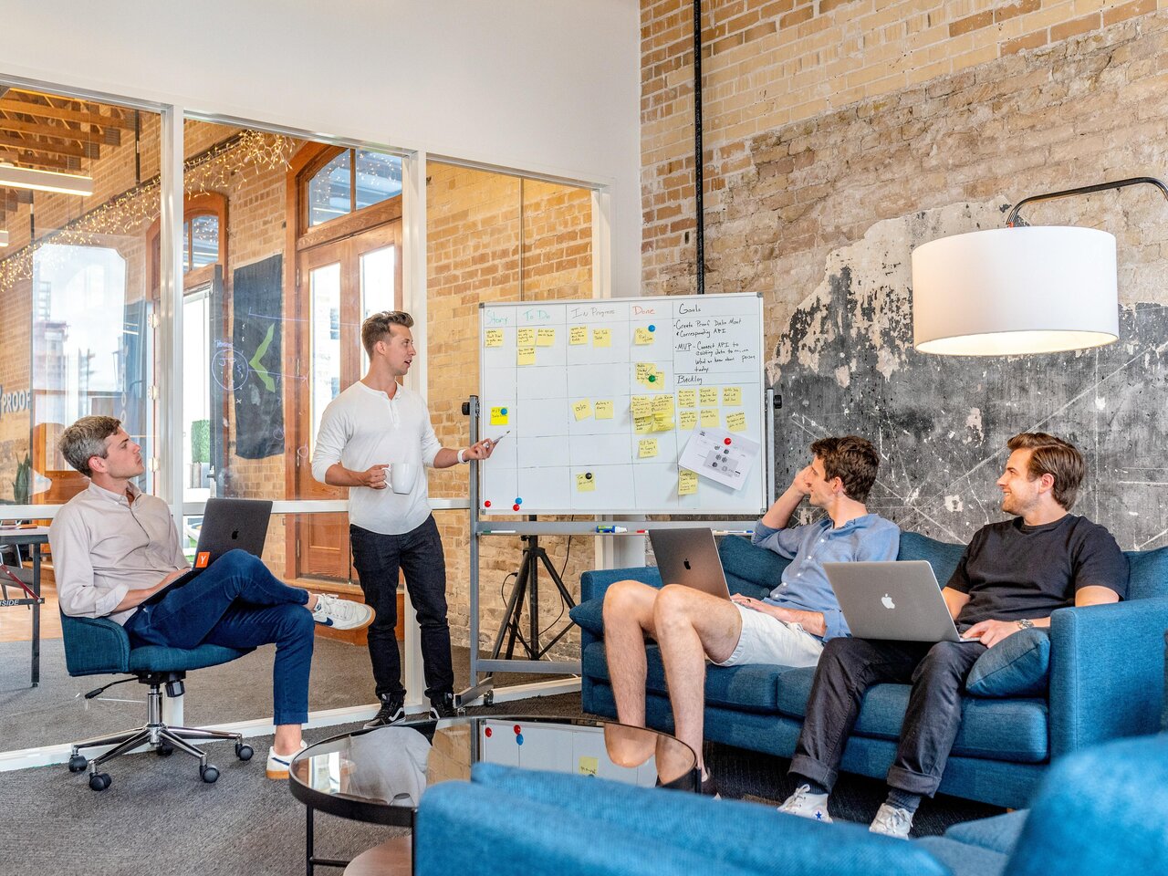 Four man speaking and developing product concepts in a whiteboard